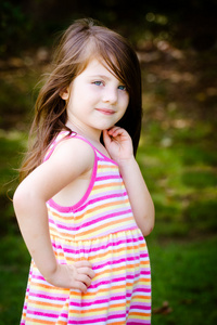 可爱的年轻女孩，在公园的室外肖像