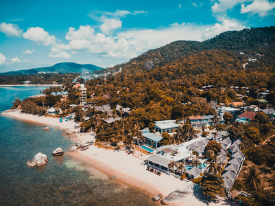 美丽的海景海滩和大海, 在苏梅岛的蓝天上的许多树和白云, 度假和旅游