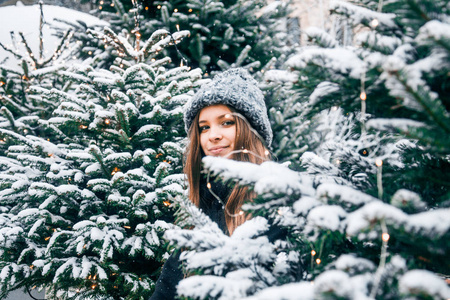 美丽的俄罗斯女孩吹在雪在圣诞节时间在茨维尔斯卡亚广场