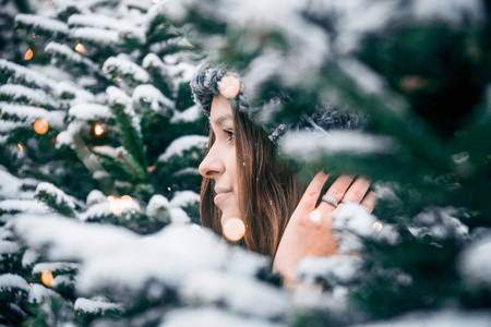 美丽的俄罗斯女孩吹在雪在圣诞节时间在茨维尔斯卡亚广场