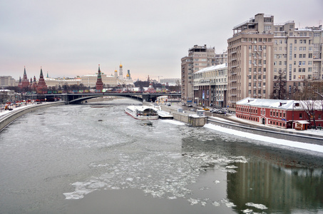 莫斯科。在多云的天气的各种剧院冬天视图