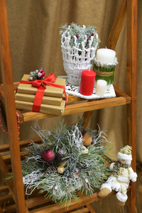 圣诞装饰品, 冷杉树枝, 蜡烛和蜡组成的木背景在工作室。新年花束或圣诞花环