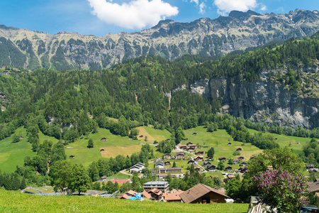 瑞士 kulm 的两湖桥观景台上, 可欣赏因特拉肯镇艾格少女峰山脉以及图恩湖和布里恩茨湖的美丽景色