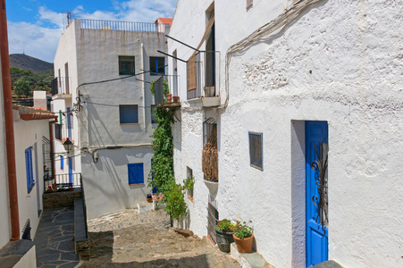 典型的白色和窄地中海街，在凯斯，典型的地中海村庄在西班牙布拉瓦海岸上的小渔村