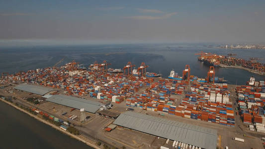 货物的工业港口鸟瞰图。马尼拉，菲律宾