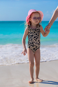 可爱的小女孩，在热带度假海滩上