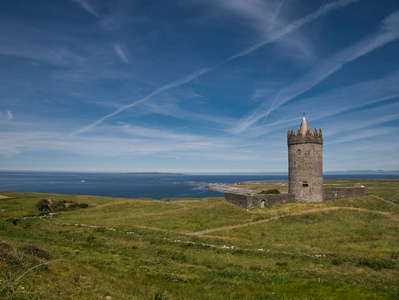 绿色草地和 Doonagore 城堡与大西洋背景的塔