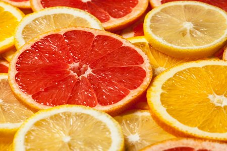多彩的柑橘类水果切片