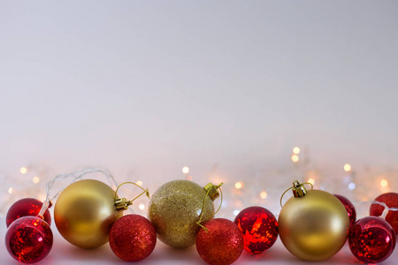 圣诞节的背景与黄金和红色的球, 花环和闪烁的灯光背后。复制空间