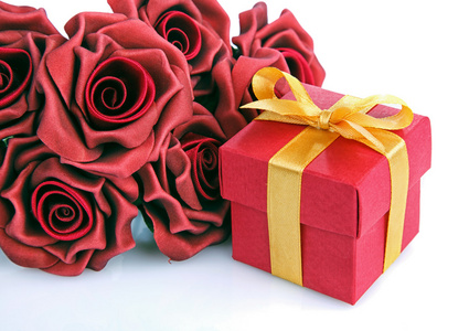 红色鲜花和礼品盒