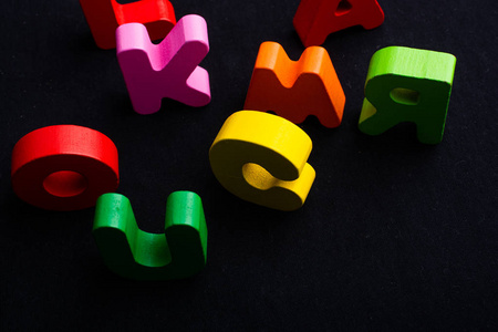 彩色字母的木制字母