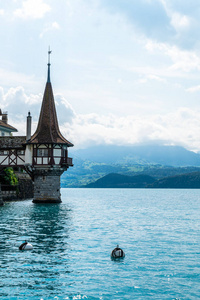 美丽的建筑学在 Oberhofen 城堡与图恩湖背景在瑞士