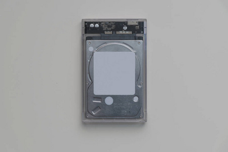 外置硬盘驱动器 Hdd, 用于笔记本电脑前视图, 在中心的白色背景下被隔离