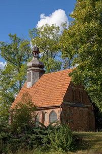 旧教堂与木塔。在中欧的一个红色砖教会。秋天的季节