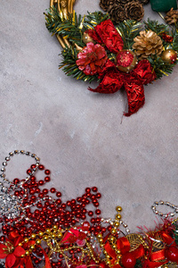 圣诞花环和新年装饰, 彩色花环, 红色浆果, 弓, 圆锥在灰色的石头背景与复制空间