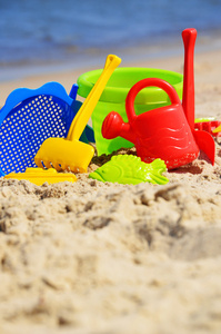 沙滩上的塑料儿童玩具