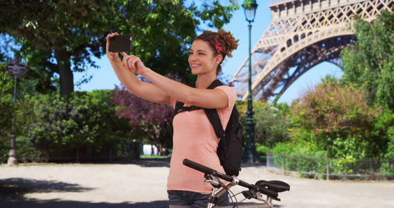 在巴黎站骑自行车的高加索黑发酒店在埃菲尔铁塔附近自拍