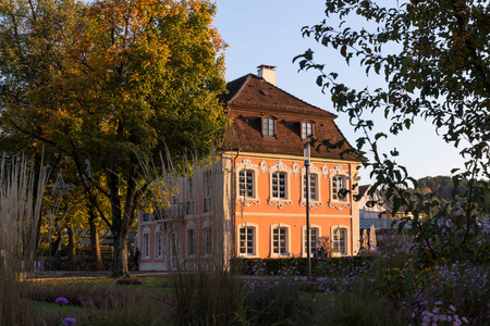 建筑外墙和建筑细节在一个历史名城南德国在一个10月秋季傍晚明亮的日落
