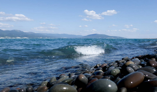 Novorossiysk 的英雄城市。Tsemess 湾Sujuk 吐唾沫沙滩上闪闪发亮的鹅卵石。Novorossiysk 的英