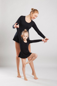 妈妈教学女儿跳舞。女儿和母亲的体操
