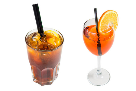 两杯酒, 黑鸡尾酒与冰在玻璃和橙色的玻璃与一片橙色, 孤立的白色背景