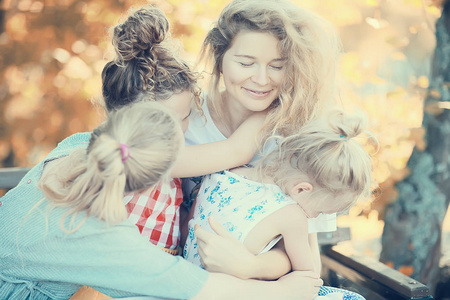 家庭幸福的概念, 美丽的母亲和女儿在公园