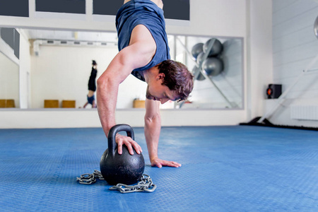 在健身房做 crossfit 运动的年轻肌肉人