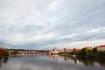 查看在伏尔塔瓦河河和桥梁在布拉格鸟视图全景