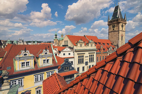 布拉格, 捷克共和国8月 212018 老市政厅和其他著名历史建筑的鸟瞰图。美丽的夏日, 蓝天白云在镇上