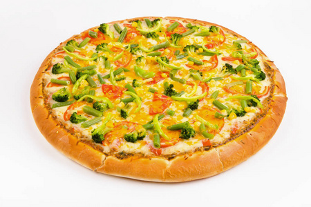 在白色背景上的蔬菜的蔬菜的蔬菜比萨饼。顶视图