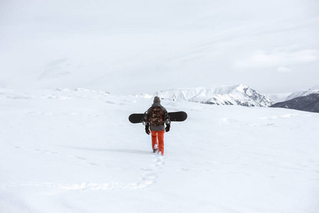 滑雪者上山滑雪之旅山