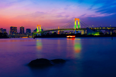 日本东京台场彩虹桥五颜六色的灯饰
