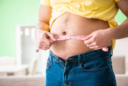 用卷尺测量人体脂肪的节食概念