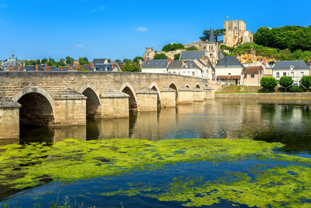 Montrichard 中世纪老镇与石桥梁城堡和教会, 在雪儿河在卢瓦尔河谷, 法国
