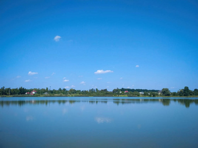 天空和云彩反射在湖的水面的风景