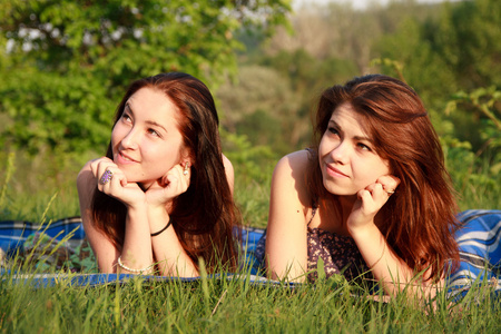 两个美丽的女孩，在一次野餐