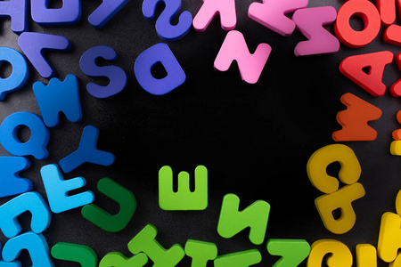 彩色字母的木制字母