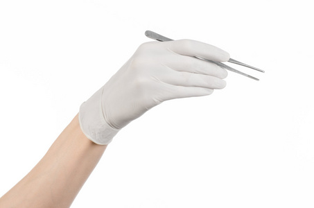 内科和外科的主题 医生的手中拿着镊子孤立在白色背景上的白色手套