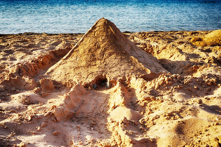 沙金字塔在埃及海滩作为良好的背景
