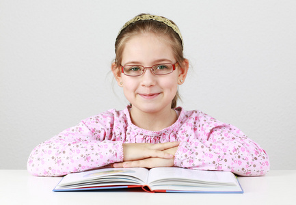 眼镜看书的小女生