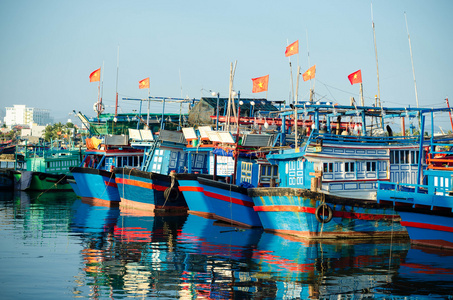 渔船在越南芽庄码头