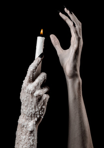 手里拿着一支蜡烛，蜡烛点燃，黑色背景，孤独，在黑暗 手死亡 手女巫的温暖