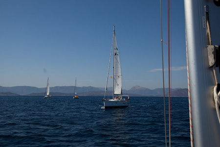 萨罗尼克湾，希腊9 月 23 日 船的奥帆赛期间的竞争对手viva 希腊 2012 在 2012 年 9 月 23 日在