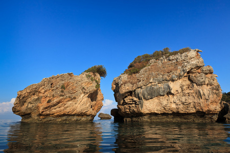 波尔图卓尔海滩 扎金索斯 希腊在水中的石头