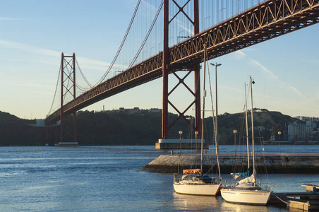 里斯本葡萄牙2006年12月4日黎明的塔塔河大桥