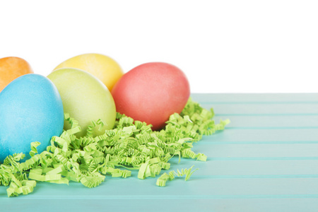 染上绿色糖果的复活节彩蛋