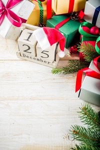 圣诞节节日背景与装饰和五颜六色的礼品盒在木板上