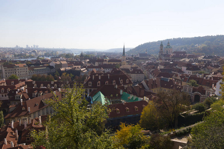 秋天布拉格城市与它的建筑, 塔, 大教堂和桥梁在阳光明媚的一天, 捷克共和国