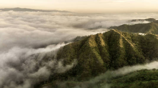 泰国北部的晨雾景观与山层