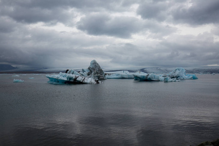 在海面上, 你可以看到融化的冰冰山漂浮在冰岛的海洋上